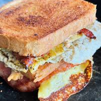 club sandwich huevo y tocino