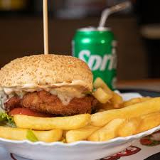 3 pedaços de Steak(peito de frango), pão, maionese da casa, alface, 2 fatias de tomate, queijo mussarela.