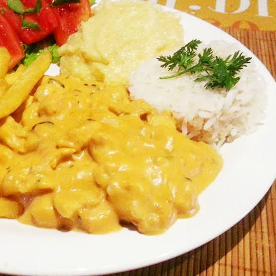 Dois pratos de strogonoff de frango com cubos macios no molho cremoso à base de creme de leite e toque de ketchup. Acompanha arroz branco soltinho, purê de batatas inglesas + batata palha e 1 Coca-Cola 1 litro. Combo ideal para duas pessoas.