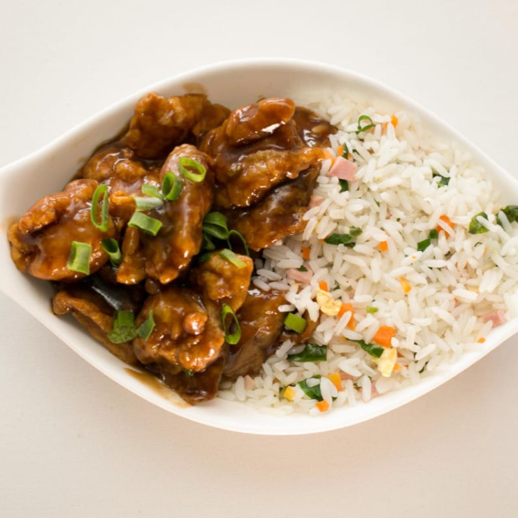 pedaços de file de coxa desossada frito temperado com gengibre cebolinha e ao molho shoyo.