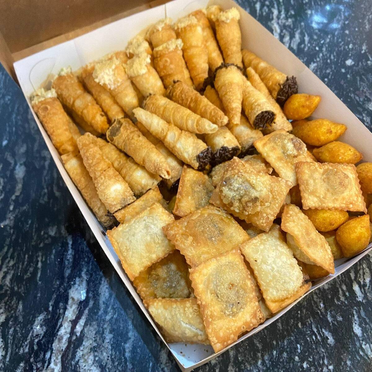 Canudinho de brigadeiro, canudinho de frango, pastel de carne e coxinha de frango.