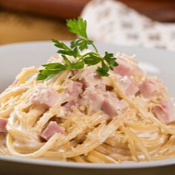 ESPAGUETI A LA CREMA CON JAMÓN
