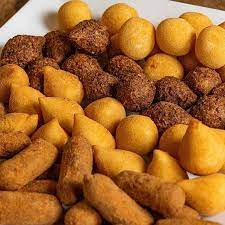 Aqui sao 150 unidades de salgadinhos fritos de sua preferência, com as opções: kibe, coxinha, salsicha, queijo, queijo alho, camarão, carne, carne seca, pizza e churros