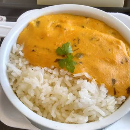 Um saboroso vatapá de frango acompanhado de arroz soltinho.