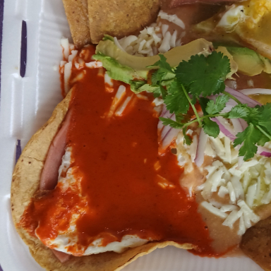 HUEVOS RANCHEROS EN SALSA ROJA