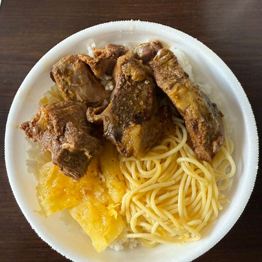 Arroz, feijão, macarrão, salada, e costela com mandioca