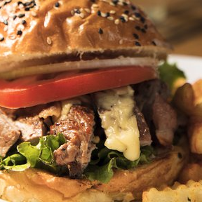 Burger Asada/chorizo + papas fritas