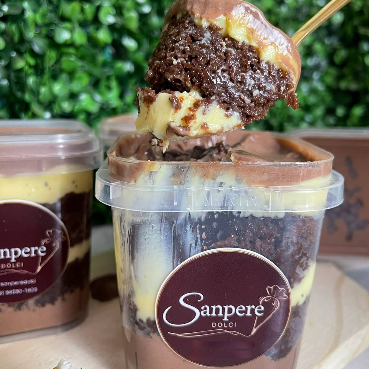 A combinação perfeita entre o doce do chocolate e o azedinho refrescante do maracujá. Camadas generosas de massa fofinha de chocolate, intercaladas com um creme cremoso de maracujá feito com a fruta e um delicioso brigadeiro cremoso.
Serve 1 pessoa.