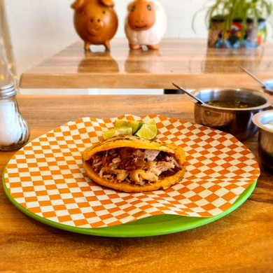 Gordita de Migaja Con Carnitas Surtida