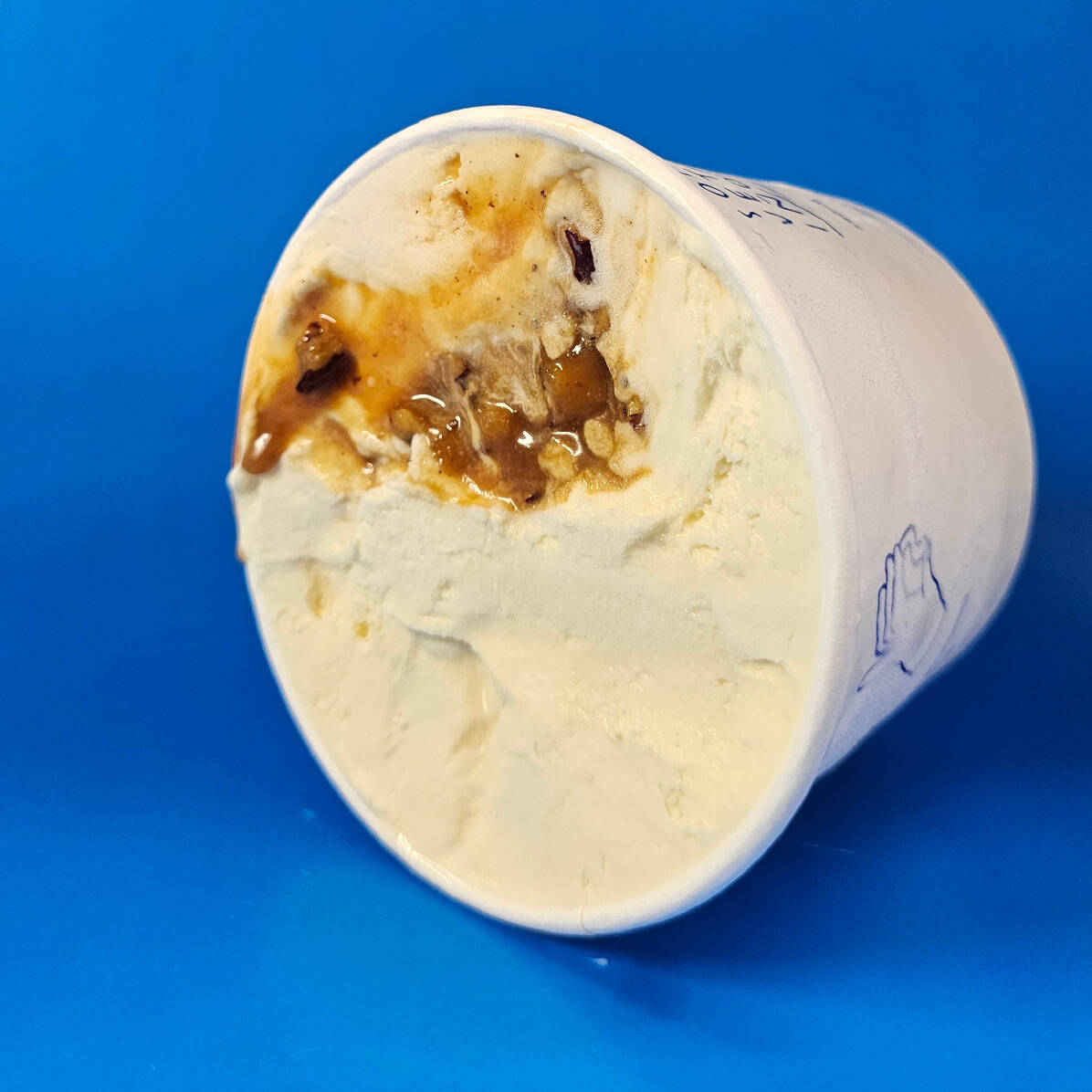 Sorvete de leite com toque de canela misturado com caramelo toffee, maçã assada e nozes pecan. Sobremesa pra quem gosta de sobremesa, de comer abraçado no pote.