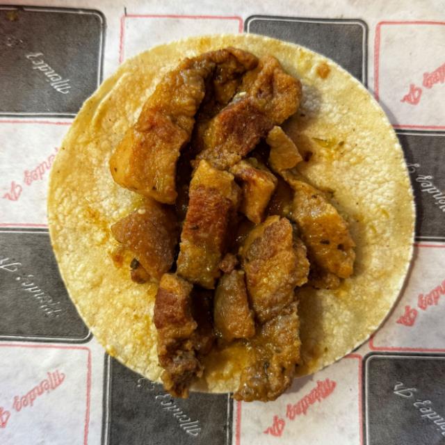 Taco de chicharron en salsa verde