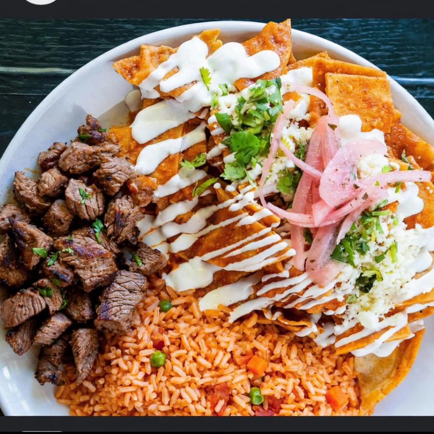 CHILAQUILES CON CARNE ASADA COMBO CON TE