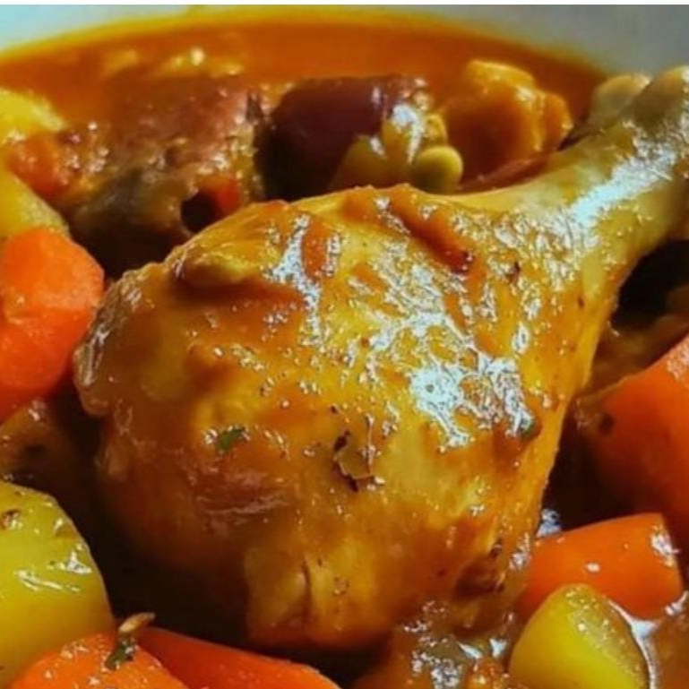 Casado con Pollo en Salsa