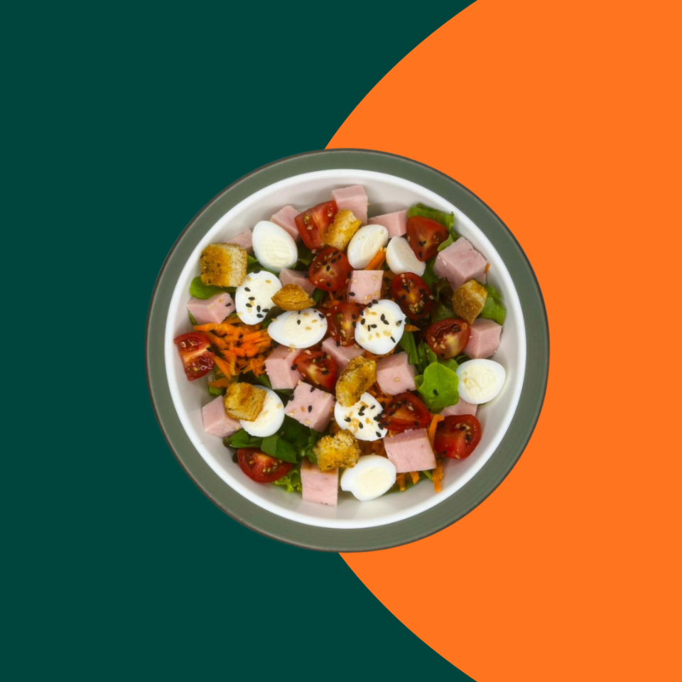 Base: mix de alfaces, rúcula e agrião Proteína: Peito de peru defumado e ovo de codorna Complementos: tomate-cereja, cenoura, croutons Molho: A sua escolha!