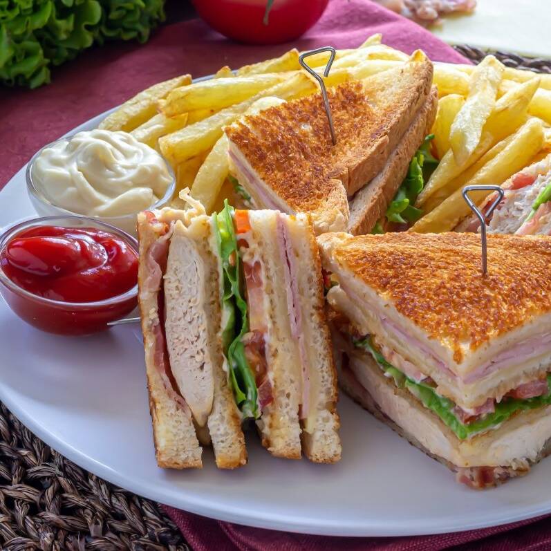 Club Sandwich con Papas
