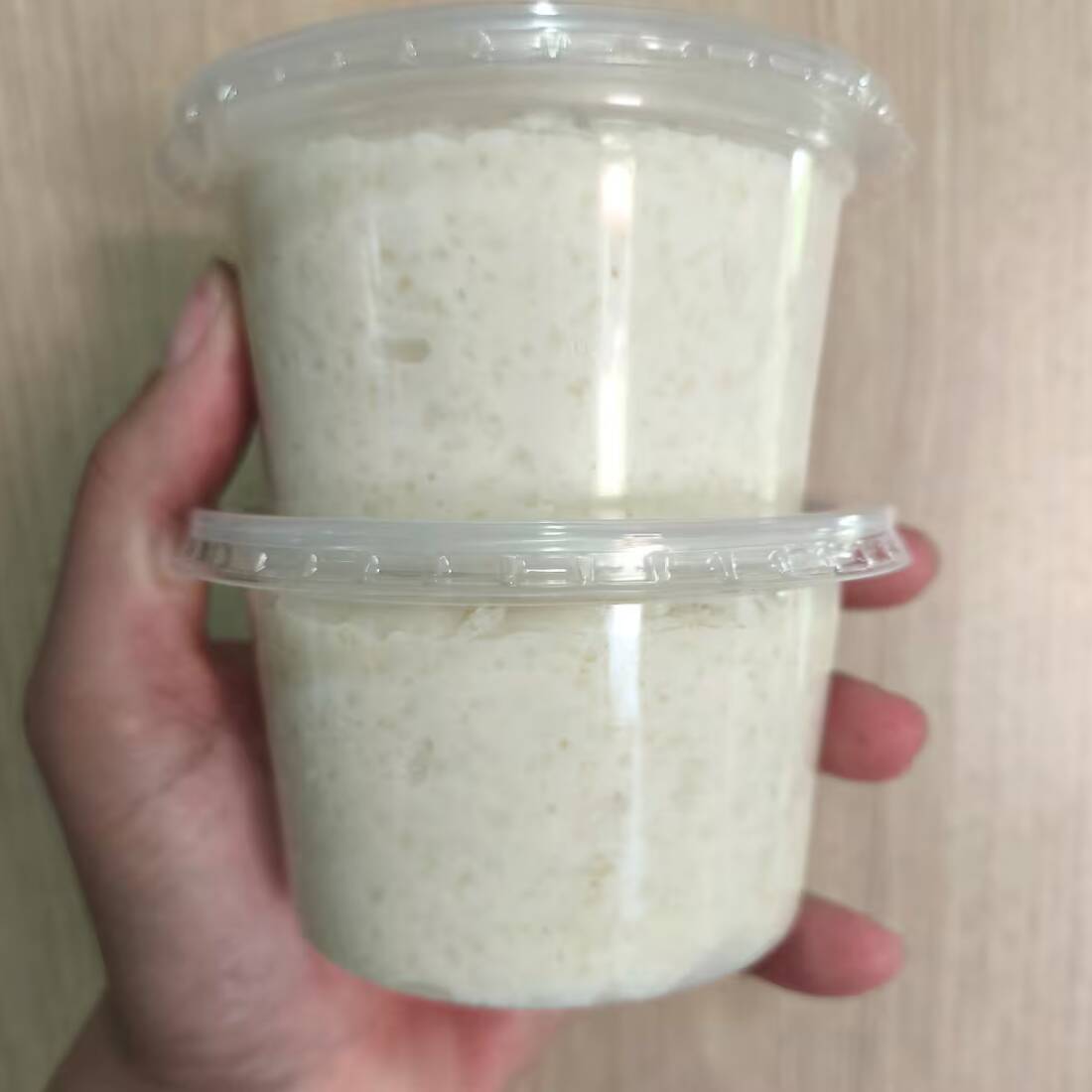 Bolo de tapioca bem cremoso, carregado de flocos de coco, com textura macia que derrete na boca Feito com tapioca hidratada no ponto certo, leite de coco e coco em abundância, trazendo aquele sabor caseiro irresistível. Perfeito para acompanhar um café fresquinho ou servir como sobremesa especial.