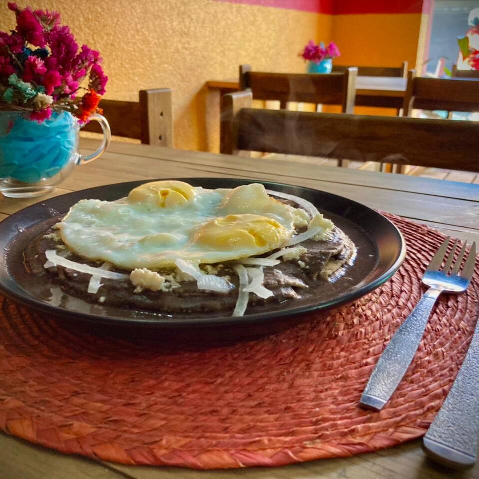 ENFRIJOLADAS CON HUEVO+ BEBIDA+BOLILLO