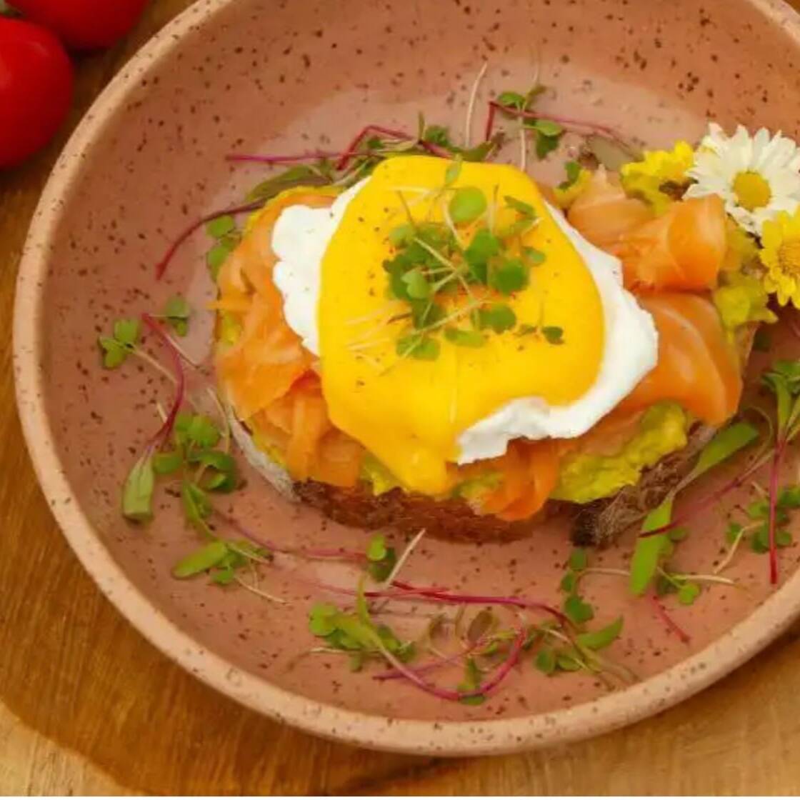 pão sourdough com guacamole, salmão curado, 1 ovo caipira poché, molho hollandaise