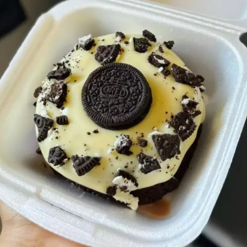 Delicioso mini vulcão, composto de uma massa de chocolate fofinha , creme de ninho e biscoitos oreo por cima