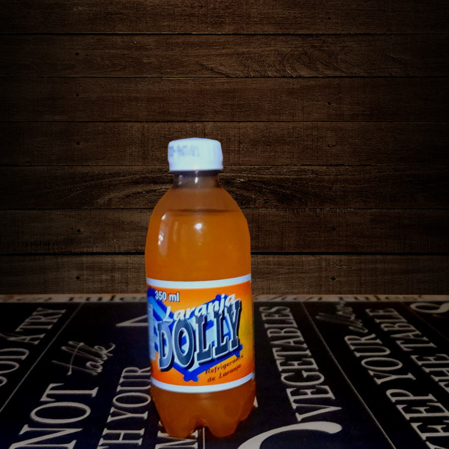 Trata-se de uma bebida extremamente gelada, servida no ponto exato para refrescar o seu paladar. Com um sabor cítrico inconfundível, esta deliciosa opção de refrigerante exala o aroma fresco de laranjas recém-colhidas, prometendo uma experiência sensorial revigorante e saborosa. Perfeita para acompanhar qualquer prato, é a escolha ideal para quem busca prazer e refrescância em cada gole.