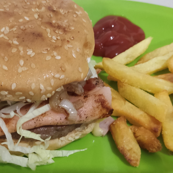 HAMBURGUESA DE ARRACHERA CON JAMON Y QUESO/PAPAS
