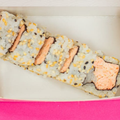 Enrolado de salmão grelhado, arroz japones gergelim torrado e alga.