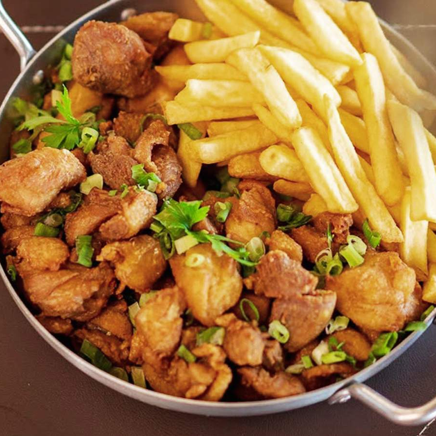 1kg do nosso delicioso e suculento frango a passarinho. Com fritas e finalizado com alho torrado.