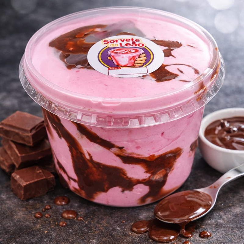Sorvete sabor Morango, fabricado com a fruta e a base de leite integral, trufado com chocolate ao leite.