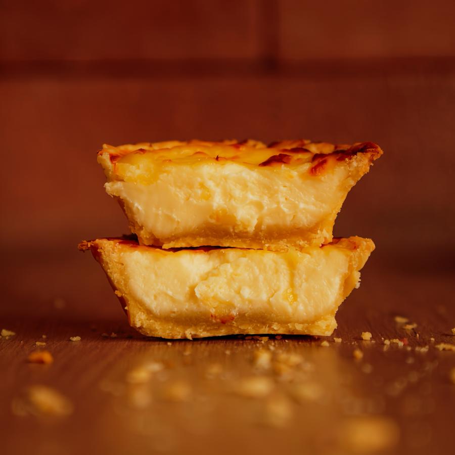 Quatro queijos derretidos e gratinados da Catupiry Original: muçarela, parmesão, gorgonzola e Catupiry, recheados até a borda na massa amanteigada. Pra quem é de queijo de verdade. 🧀
