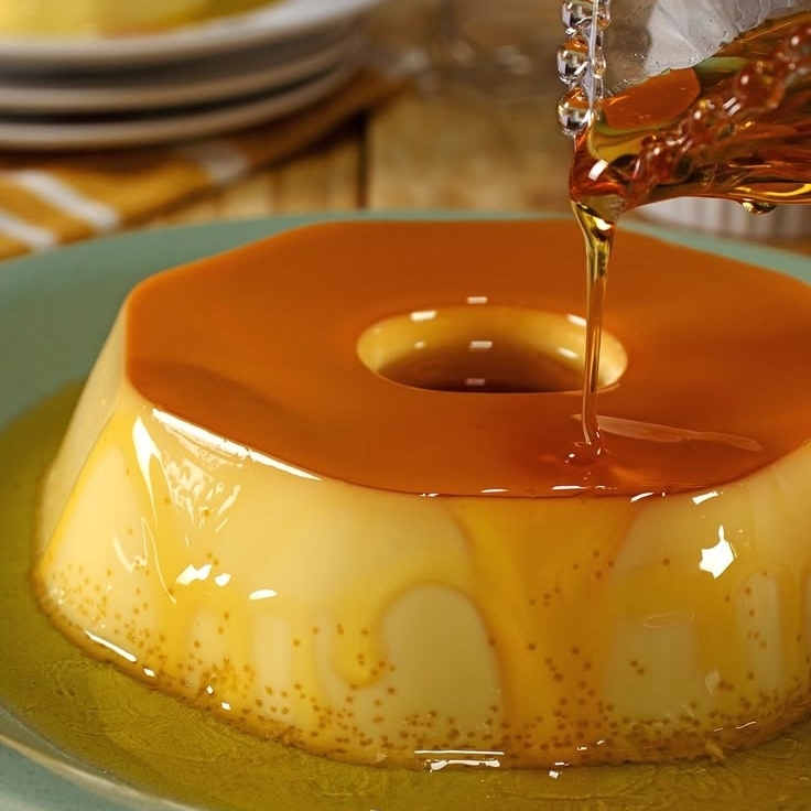 Pudim de leite condensado assado. 1,100g serve 10/12 fatias