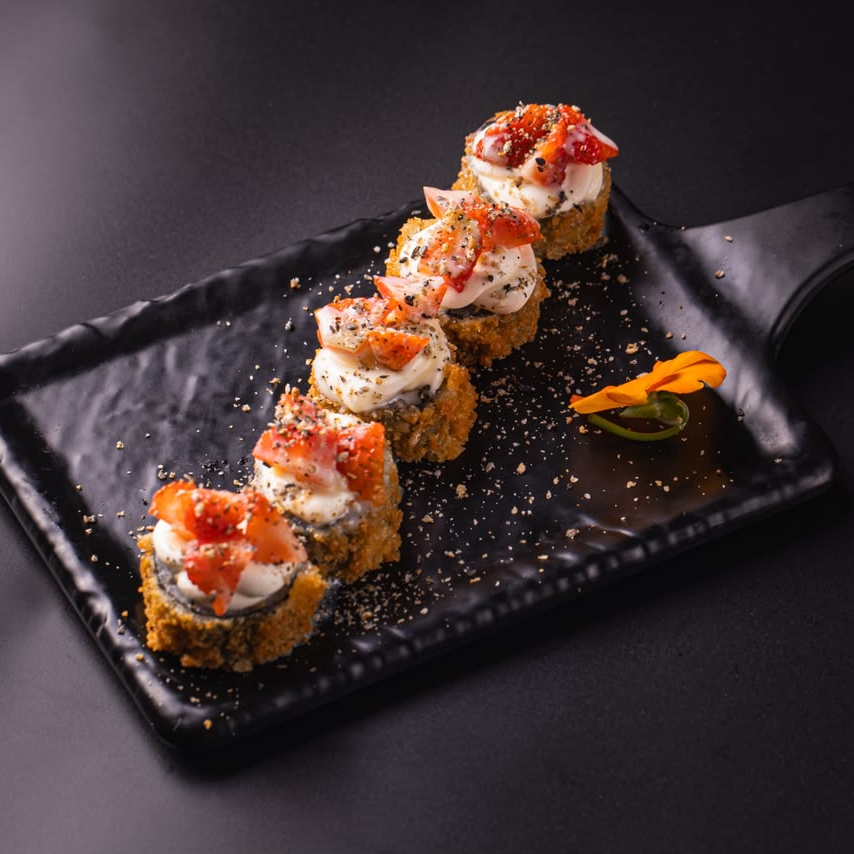 5 peças - Hot Romeu e Julieta: delicioso hot doce preparado com arroz e alga nori recheados com goiabada, empanado na panko e frito até ficar dourado e crocante. Finalizado com cream cheese cremoso, morangos frescos e um toque irresistível de leite condensado por cima! 🍓✨🔥