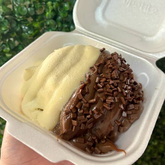 A dupla dos sonhos em uma única porção! Nosso bolo fofinho e molhadinho é invadido por uma generosa erupção de dois cremes inesquecíveis: o intenso e clássico Brigadeiro Gourmet Preto e o suave e aveludado Creme de Leite Ninho. Uma verdadeira harmonia de sabores para satisfazer o seu desejo por doce!