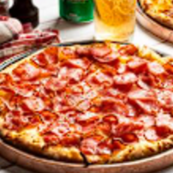 Fatias de calabresa tostadas no ponto certo sobre muçarela derretida e orégano aromático. Pizza brotinho com massa leve e crocante, perfeita pra um jantar bom e barato ou lanche rápido cheio de sabor!