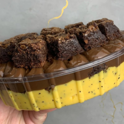 Camadas de : Creme de maracujá, pedaços de brownie ,brigadeiro cremoso de chocolate 50% cacau e mais brownie para decorar!! Serve de 3 a 5 pessoas.