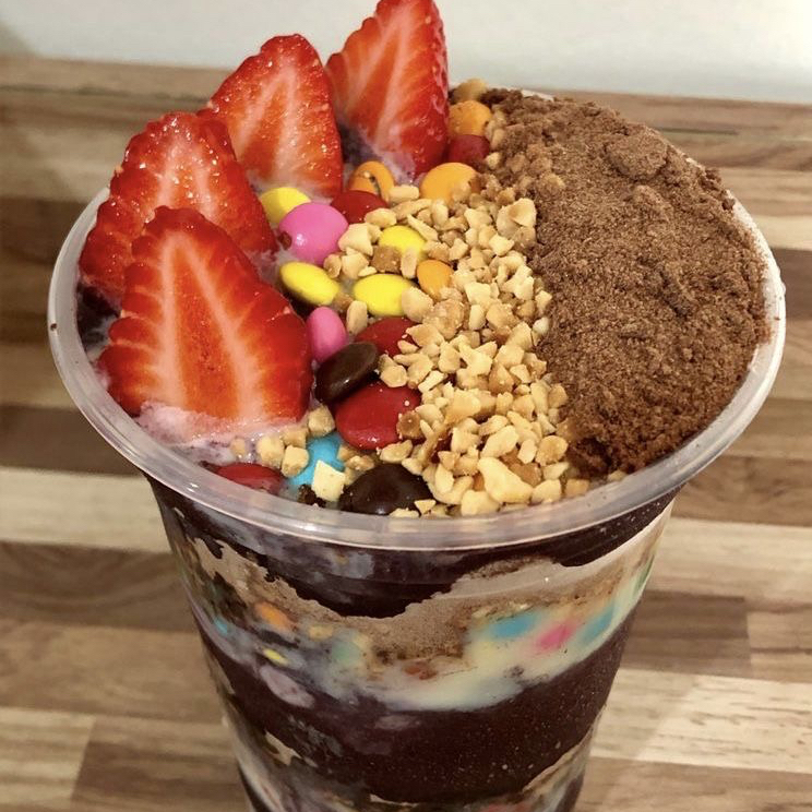 Açaí com guaraná, creme de Ninho, leite em pó e granulado.Super cremoso e irresistível.