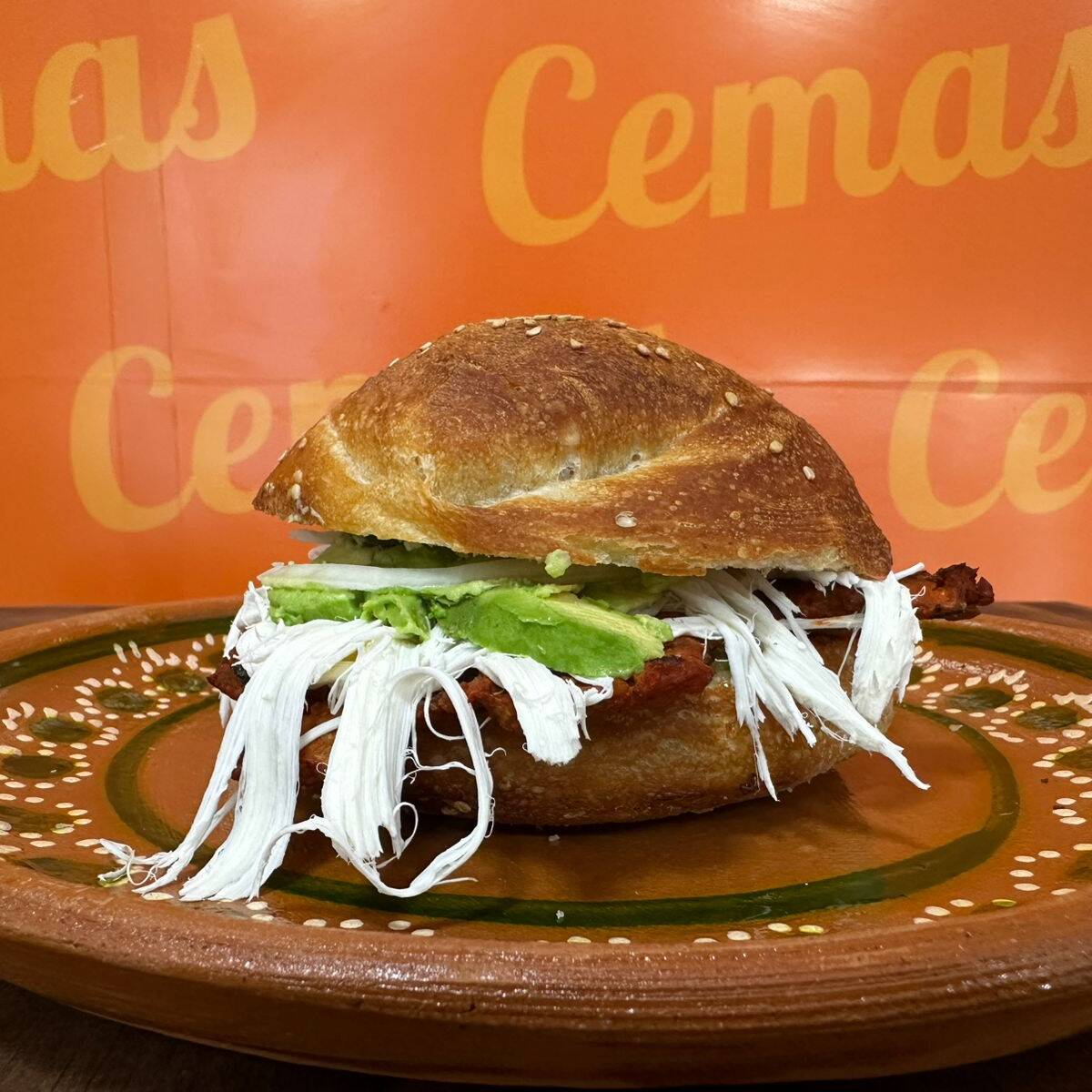 Cemita de carne enchilada