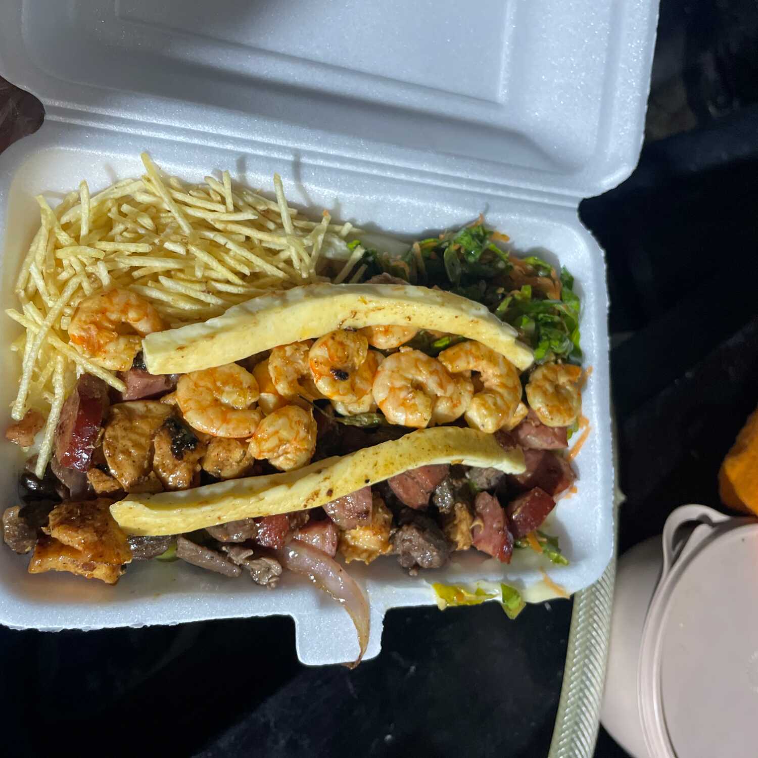 Pirão, carne, calabresa, frango, salada, batata palha