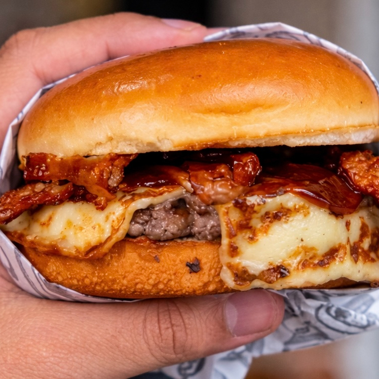 Pão de brioche, blend bovino de 120g, queijo coalho, bacon e molho especial