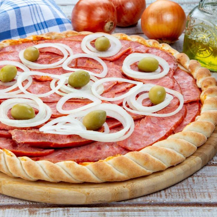 Massa tradicional com molho de tomate , Calabresa, cebola fatiada finalizada com azeitona e oréganoa