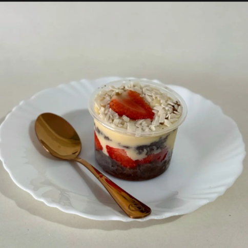 Massa de chocolate , recheado com um brigadeiro cremoso de ninho e morangos