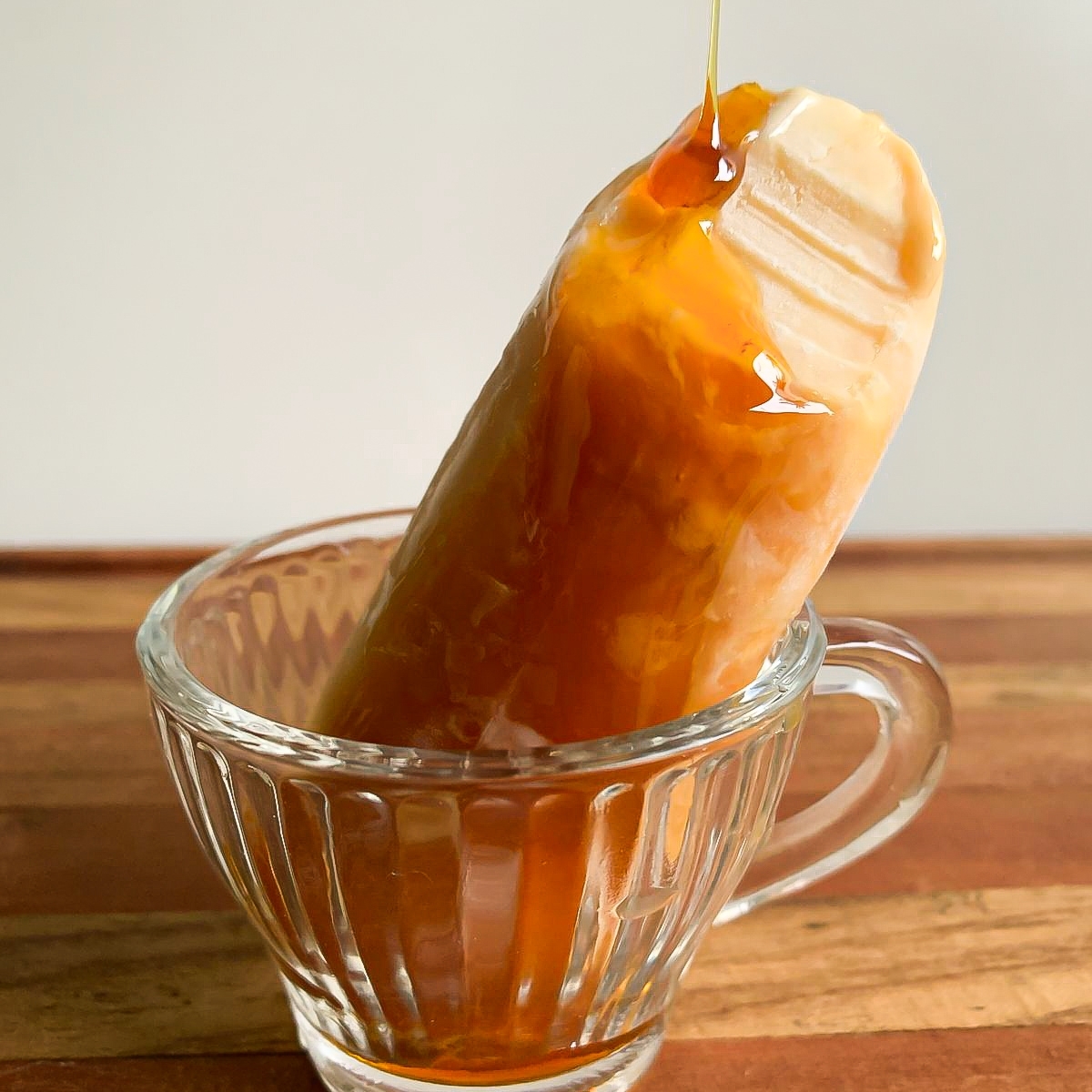 Pudim cremoso cozido, com calda de caramelo.
