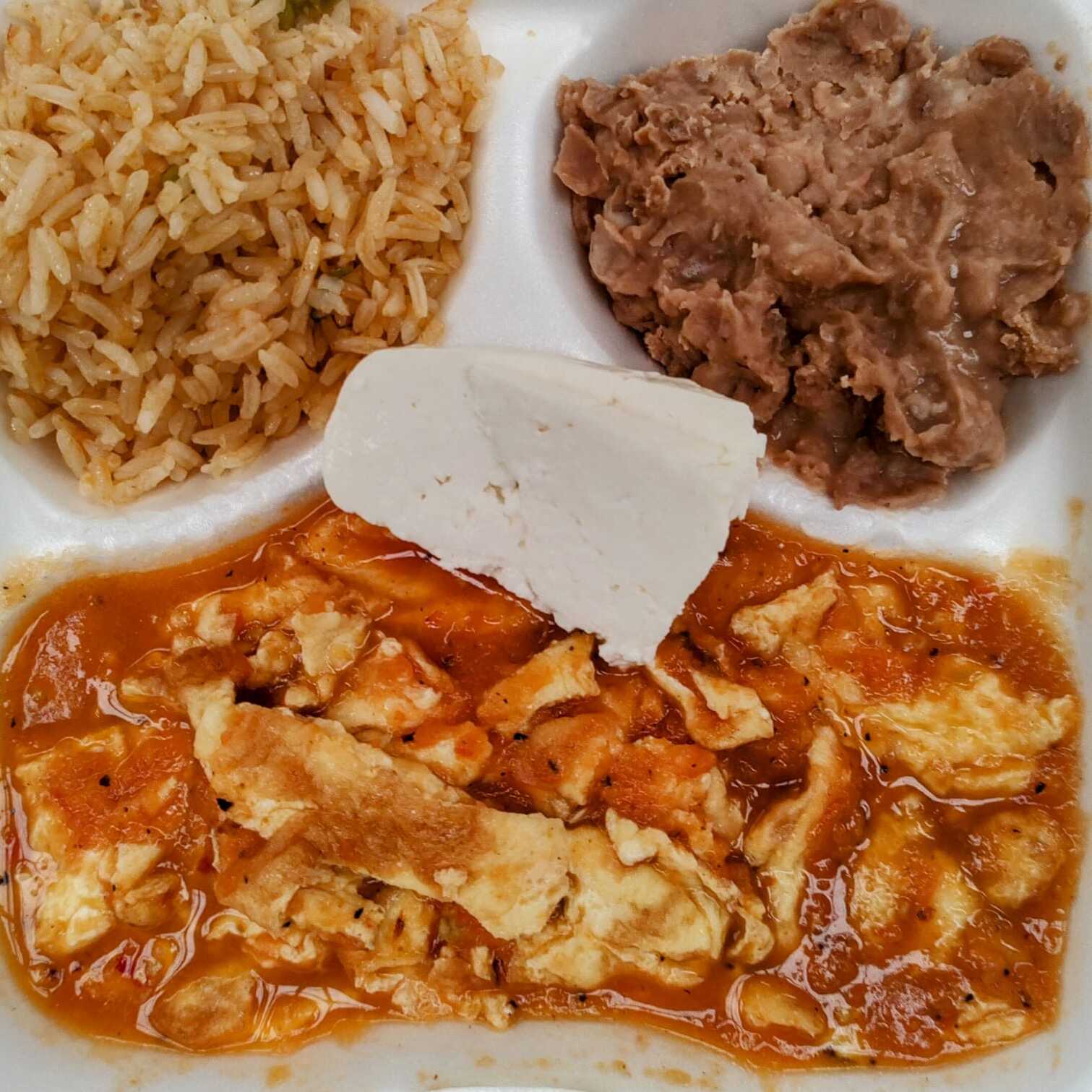 Huevos Guisados en Salsa con Cafe