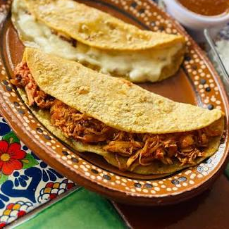 QUESADILLA CON TINGA DE RES