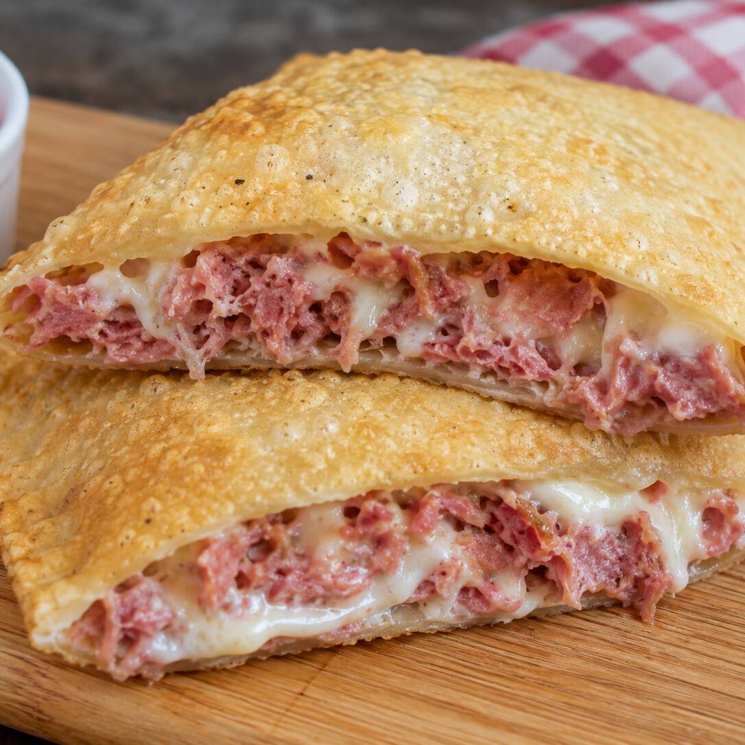 Calabresa bem douradinha e saborosa, combinada com Catupiry cremoso, criando um recheio marcante, cremoso e irresistível. Tudo envolvido em uma massa sequinha, crocante e douradinha. Uma combinação perfeita para quem ama sabor e cremosidade! 🤤