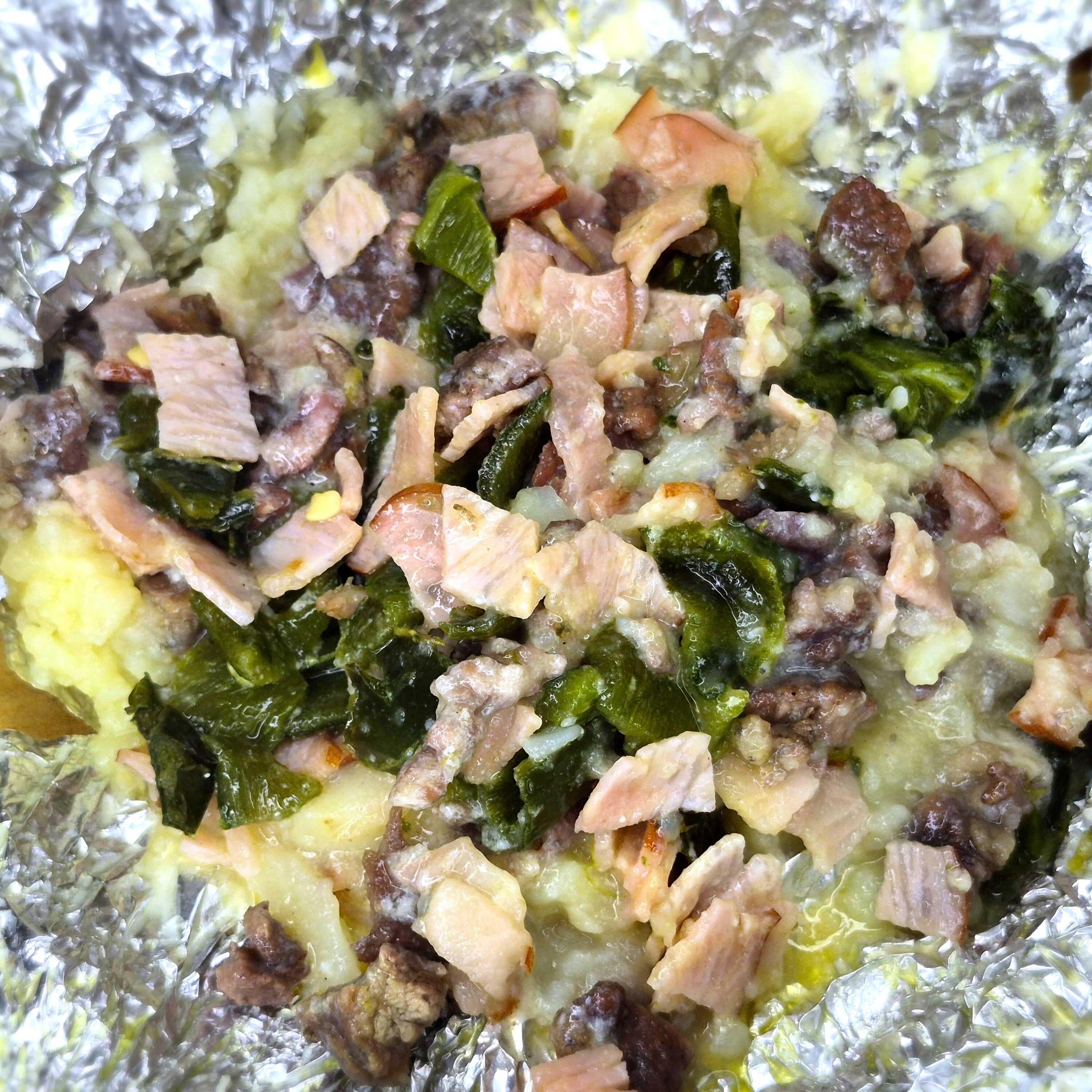 PAPA CON CARNE ASADA, QUESO, TOCINO Y CHILE VERDE