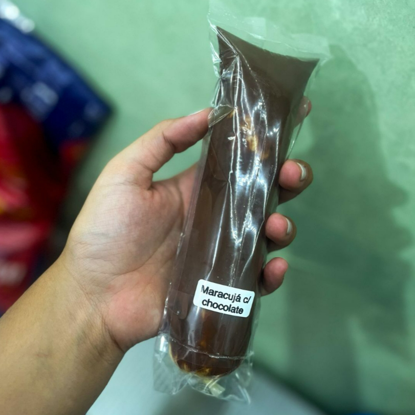 base de maracujá da fruta com casquinha de chocolate meio amargo.