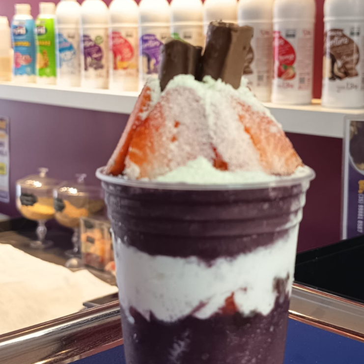 300ml Açai + Trento + Leite em Pó + Morango+Chantilly