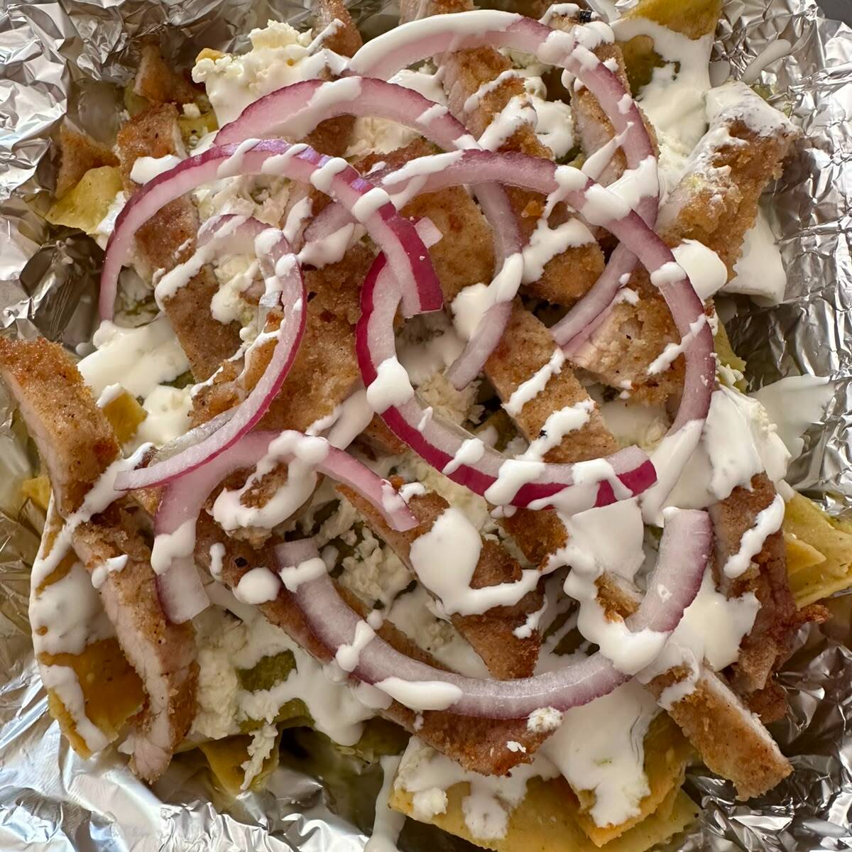 CHILAQUILES CON MILANESA EMPANIZADA