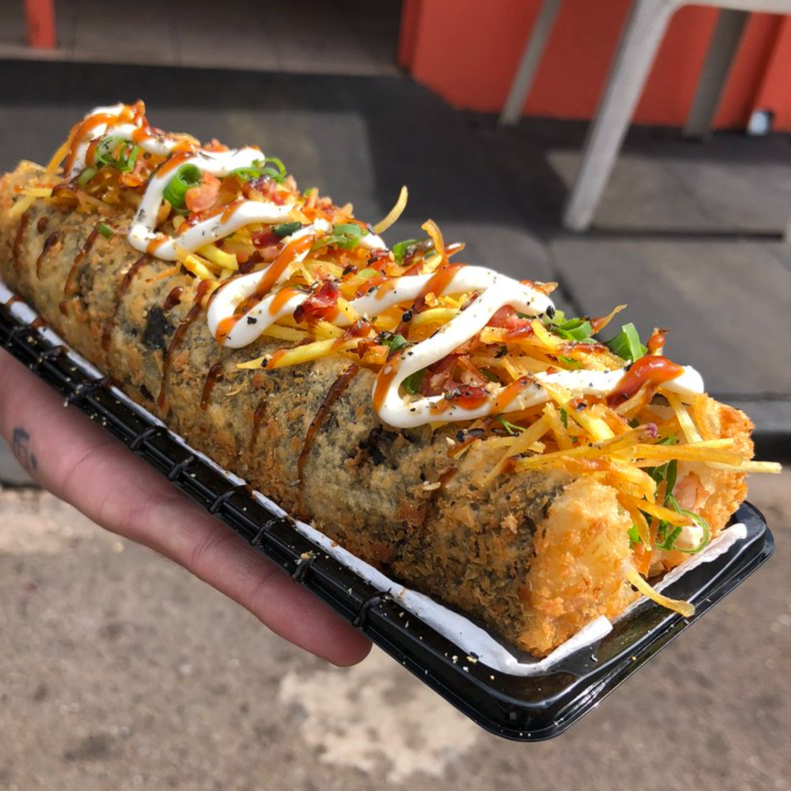 Sushi em formato de hot dog com creem cheese ,cebolinha,alho poró e bastante salmão.