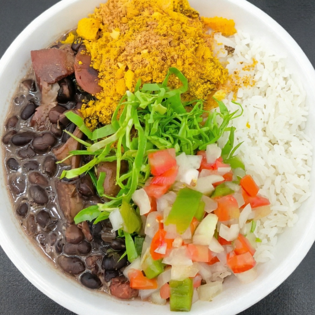 Marmita De Feijoada Completa, Acompanhada De Arroz Branco Couve Crocante, Farofa Do Chefe E Vinagrete.